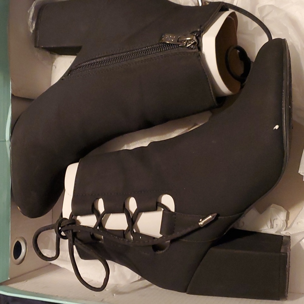 M&L size 6 ankle boots